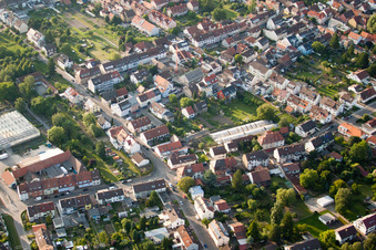 Vue aérienne de Rue Schlesier à le quartier Durlach in Karlsruhe dans le département Bade-Wurtemberg, Allemagne
