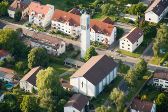 Vue aérienne de Église de la Trinité à le quartier Durlach in Karlsruhe dans le département Bade-Wurtemberg, Allemagne