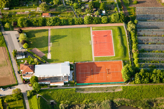 Vue aérienne de Aue, terrain de sport à le quartier Durlach in Karlsruhe dans le département Bade-Wurtemberg, Allemagne