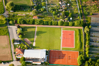 Vue aérienne de Aue, terrain de sport à le quartier Durlach in Karlsruhe dans le département Bade-Wurtemberg, Allemagne