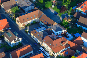 Vue aérienne de Hôtel & Restaurant SONNE à le quartier Stupferich in Karlsruhe dans le département Bade-Wurtemberg, Allemagne