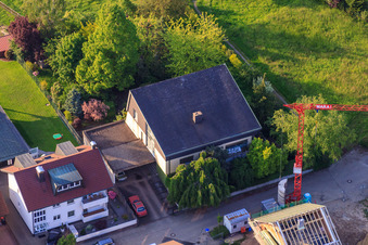 Rue Gerbera à le quartier Stupferich in Karlsruhe dans le département Bade-Wurtemberg, Allemagne du point de vue du drone