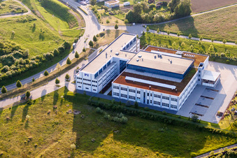 Vue aérienne de Immeuble de bureaux des locaux administratifs et commerciaux de Physik Instrumente (PI) GmbH & Co. KG sur l'A8 dans le quartier de Palmbach à le quartier Stupferich in Karlsruhe dans le département Bade-Wurtemberg, Allemagne