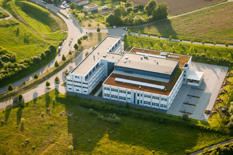 Vue aérienne de PI Physics Instruments GmbH à le quartier Stupferich in Karlsruhe dans le département Bade-Wurtemberg, Allemagne