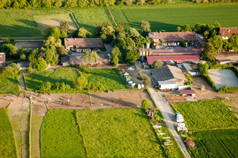 Vue aérienne de Dans la pierre à le quartier Langensteinbach in Karlsbad dans le département Bade-Wurtemberg, Allemagne