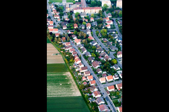 Vue aérienne de Zeppelinstrasse vue de l'est à Kandel dans le département Rhénanie-Palatinat, Allemagne
