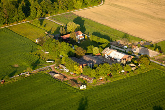 Vue aérienne de Ferme d'aventure Im Steinig à le quartier Langensteinbach in Karlsbad dans le département Bade-Wurtemberg, Allemagne