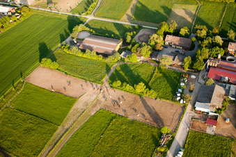 Vue aérienne de Écurie à Steinig à le quartier Langensteinbach in Karlsbad dans le département Bade-Wurtemberg, Allemagne