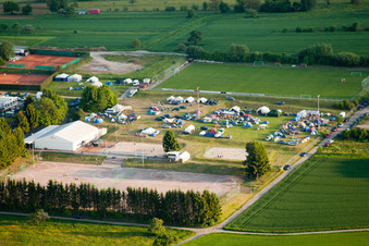 Vue aérienne de Tournoi de Handball de Pentecôte à le quartier Langensteinbach in Karlsbad dans le département Bade-Wurtemberg, Allemagne
