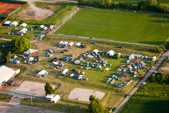 Vue oblique de Tournoi de Handball de Pentecôte à le quartier Langensteinbach in Karlsbad dans le département Bade-Wurtemberg, Allemagne