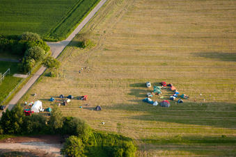 Tournoi de Handball de Pentecôte à le quartier Langensteinbach in Karlsbad dans le département Bade-Wurtemberg, Allemagne d'en haut