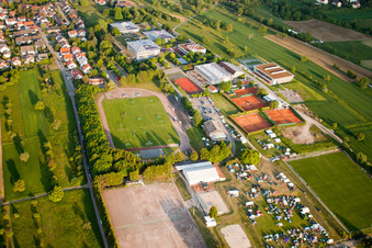 Tournoi de Handball de Pentecôte à le quartier Langensteinbach in Karlsbad dans le département Bade-Wurtemberg, Allemagne vue d'en haut