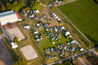 Tournoi de Handball de Pentecôte à le quartier Langensteinbach in Karlsbad dans le département Bade-Wurtemberg, Allemagne depuis l'avion