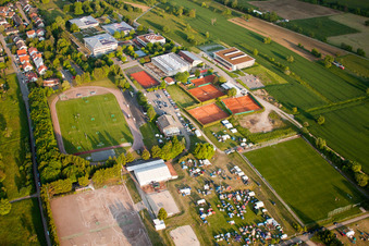 Vue d'oiseau de Tournoi de Handball de Pentecôte à le quartier Langensteinbach in Karlsbad dans le département Bade-Wurtemberg, Allemagne