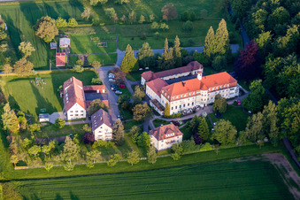 Vue aérienne de Site, administration et siège de l'organisation d'aide à but non lucratif Bibelheim Bethanien à le quartier Langensteinbach in Karlsbad dans le département Bade-Wurtemberg, Allemagne