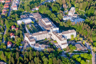 Vue aérienne de Hôpital SRH à le quartier Langensteinbach in Karlsbad dans le département Bade-Wurtemberg, Allemagne
