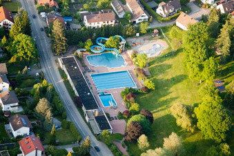 Vue aérienne de Piscine extérieure à le quartier Langensteinbach in Karlsbad dans le département Bade-Wurtemberg, Allemagne