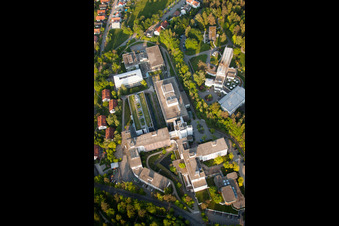 Hôpital SRH à le quartier Langensteinbach in Karlsbad dans le département Bade-Wurtemberg, Allemagne d'en haut