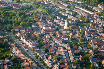Vue aérienne de Rue Viking et rue du Chemin de fer à le quartier Langensteinbach in Karlsbad dans le département Bade-Wurtemberg, Allemagne