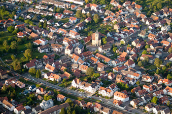 Vue aérienne de Rue Viking et rue du Chemin de fer à le quartier Langensteinbach in Karlsbad dans le département Bade-Wurtemberg, Allemagne