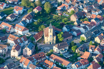 Vue aérienne de Weinbrennerkirche Langensteinbach dans le vieux centre-ville à le quartier Langensteinbach in Karlsbad dans le département Bade-Wurtemberg, Allemagne