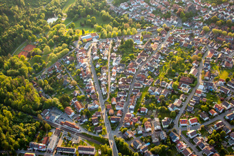 Vue aérienne de Rue Pforzheimer à le quartier Reichenbach in Waldbronn dans le département Bade-Wurtemberg, Allemagne