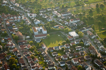 Vue aérienne de École Anne Frank à le quartier Busenbach in Waldbronn dans le département Bade-Wurtemberg, Allemagne