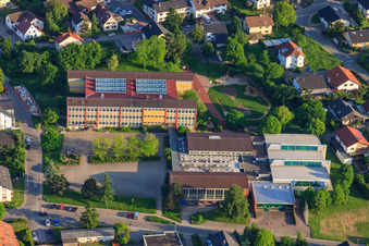 Vue aérienne de École et salle culturelle de Mannaberg à Rauenberg dans le département Bade-Wurtemberg, Allemagne