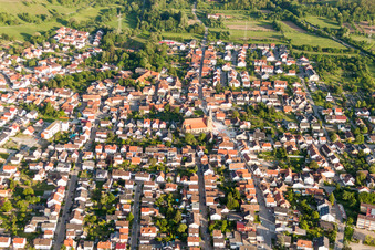 Vue aérienne de Vue des rues et des maisons dans les quartiers résidentiels à Rauenberg dans le département Bade-Wurtemberg, Allemagne