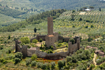 Vue aérienne de Complexe du château Castello di Montecchio Vesponi à Montecchio à Castiglion Fiorentino dans le département Arezzo, Italie