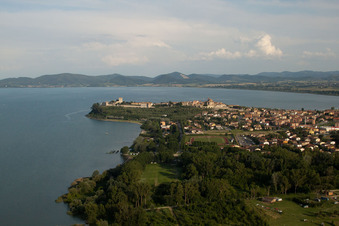 Vue aérienne de Castiglione del Lago dans le département Ombrie, Italie