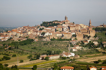Vue aérienne de Quartier de la vieille ville et centre-ville à Lucignano dans le département Arezzo, Italie