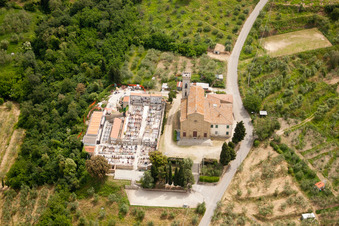 Vue aérienne de Puliciano dans le département Toscane, Italie