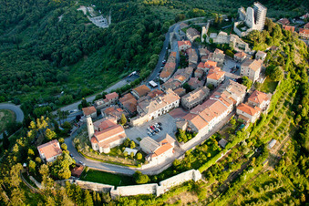 Vue aérienne de Quartier de la vieille ville et centre-ville à Lucignano dans le département Arezzo, Italie