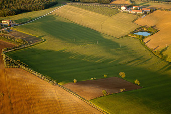 Vue aérienne de Montagnano dans le département Toscane, Italie