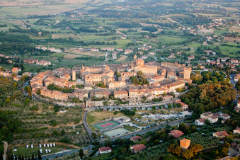 Photographie aérienne de Quartier de la vieille ville et centre-ville à Lucignano dans le département Arezzo, Italie