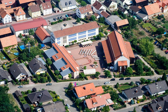 Vue aérienne de École, jardin d'enfants et centre communautaire du village à Hatzenbühl dans le département Rhénanie-Palatinat, Allemagne