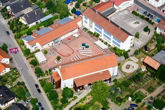 Vue aérienne de École, jardin d'enfants et centre communautaire du village à Hatzenbühl dans le département Rhénanie-Palatinat, Allemagne