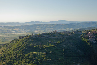 Vue aérienne de Montalcino dans le département Siena, Italie