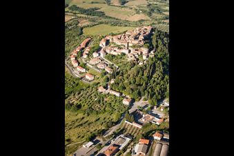 Vue aérienne de Civitella Marittima dans le département Toscane, Italie