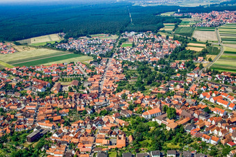 Vue aérienne de Vue de la ville depuis le nord-est à Rheinzabern dans le département Rhénanie-Palatinat, Allemagne