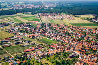 Vue aérienne de Vue de la ville depuis le nord-est à Rheinzabern dans le département Rhénanie-Palatinat, Allemagne
