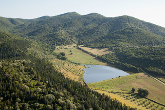 Vue aérienne de Macchiascandona dans le département Toscane, Italie