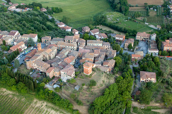 Vue aérienne de Valiano dans le département Toscane, Italie