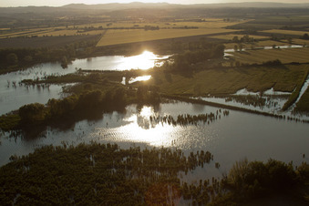 Vue aérienne de Lac de Montepulciano à Pozzuolo dans le département Ombrie, Italie