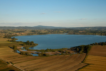 Vue aérienne de Lac de Montepulciano à Gioiella dans le département Ombrie, Italie