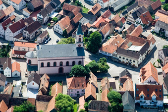 Vue aérienne de Église et auberge Karpfen à Neupotz dans le département Rhénanie-Palatinat, Allemagne