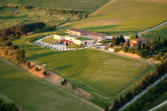 Valiano dans le département Toscane, Italie d'en haut