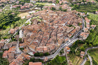 Vue aérienne de Quartier de la vieille ville et centre-ville à Monte San Savino dans le département Arezzo, Italie