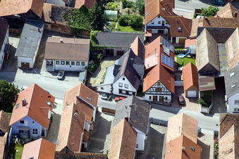 Vue aérienne de Rue principale à Neupotz dans le département Rhénanie-Palatinat, Allemagne